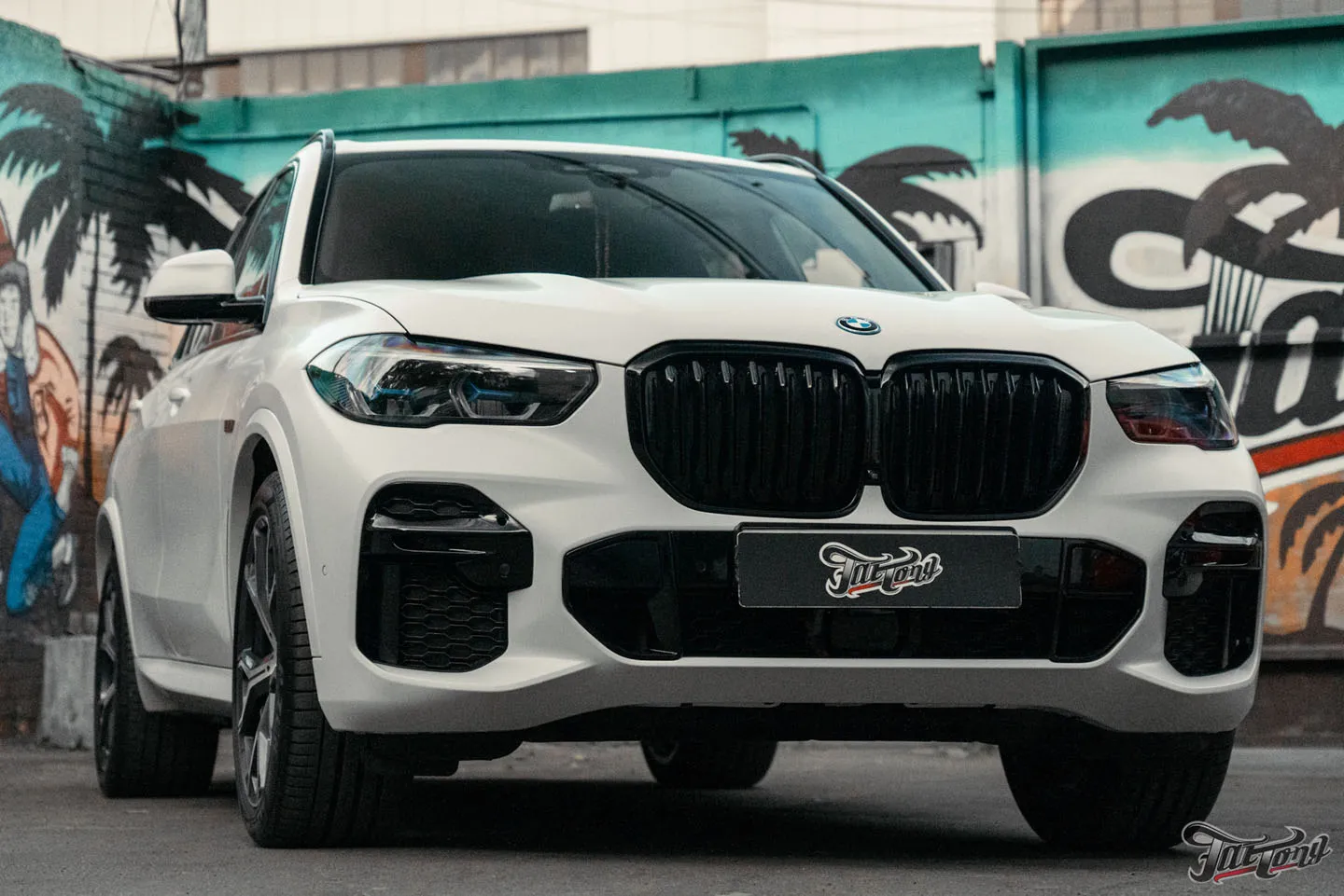 Оклеили гибридный BMW X5 матовым полиуретаном